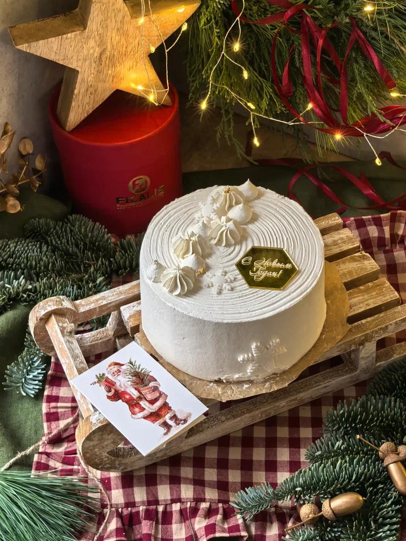 Приближается Новый год, поэтому специально для Вас и Ваших близких, наши кондитеры подготовили невероятные праздничные торты!