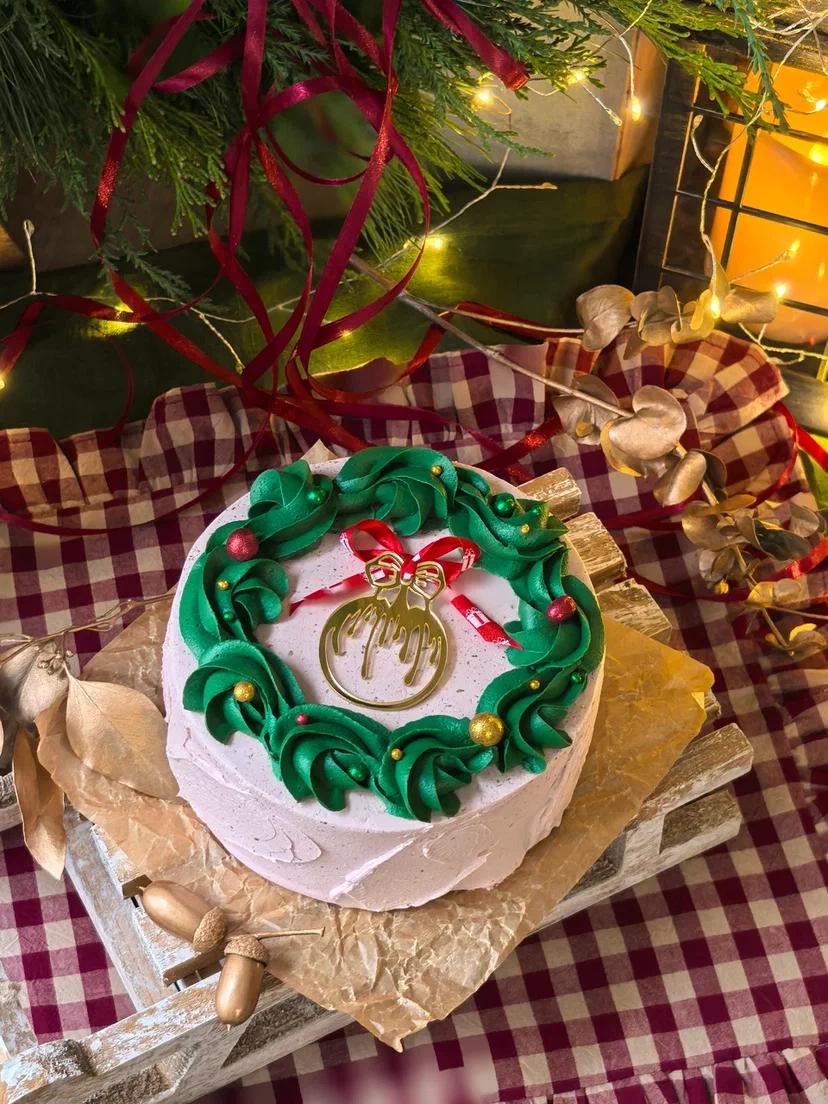 Приближается Новый год, поэтому специально для Вас и Ваших близких, наши кондитеры подготовили невероятные праздничные торты!