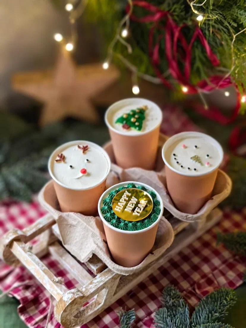 Приближается Новый год, поэтому специально для Вас и Ваших близких, наши кондитеры подготовили невероятные праздничные торты!