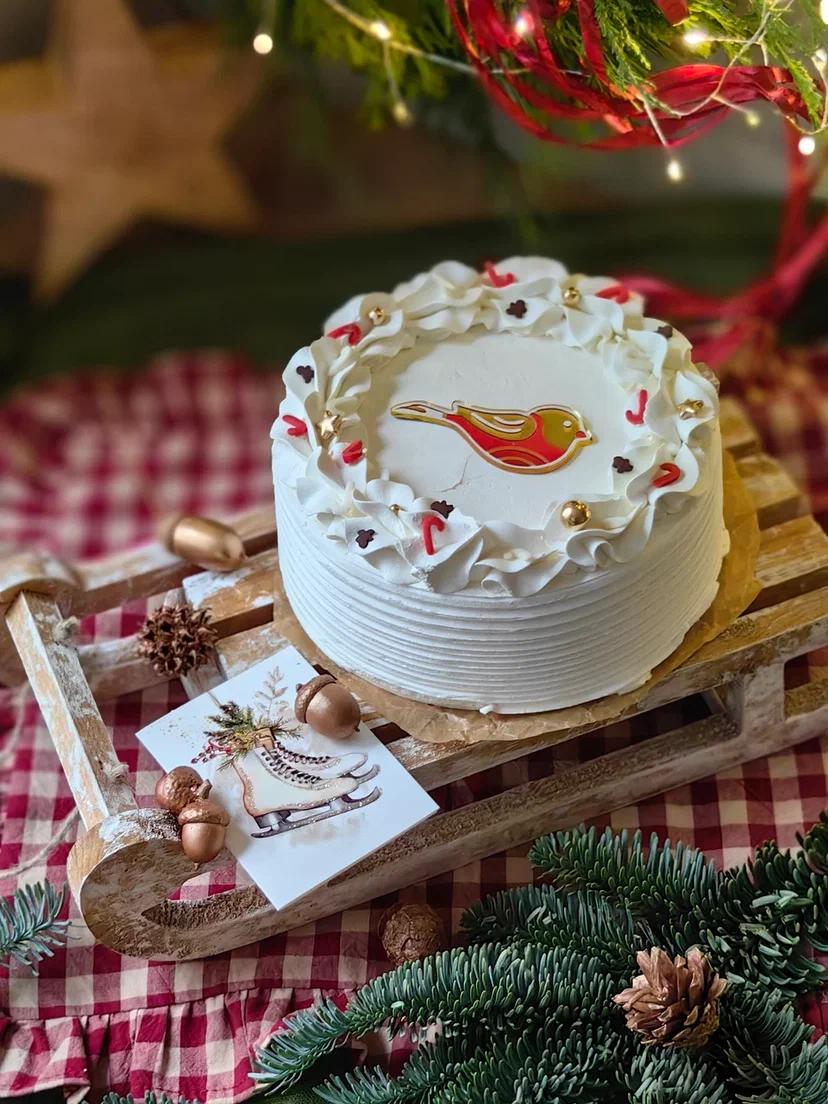 Приближается Новый год, поэтому специально для Вас и Ваших близких, наши кондитеры подготовили невероятные праздничные торты!