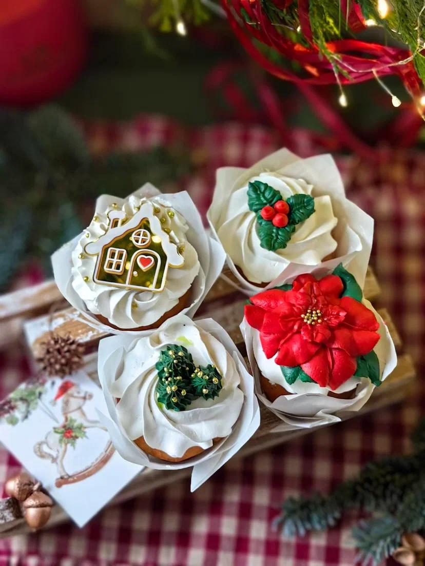 Приближается Новый год, поэтому специально для Вас и Ваших близких, наши кондитеры подготовили невероятные праздничные торты!